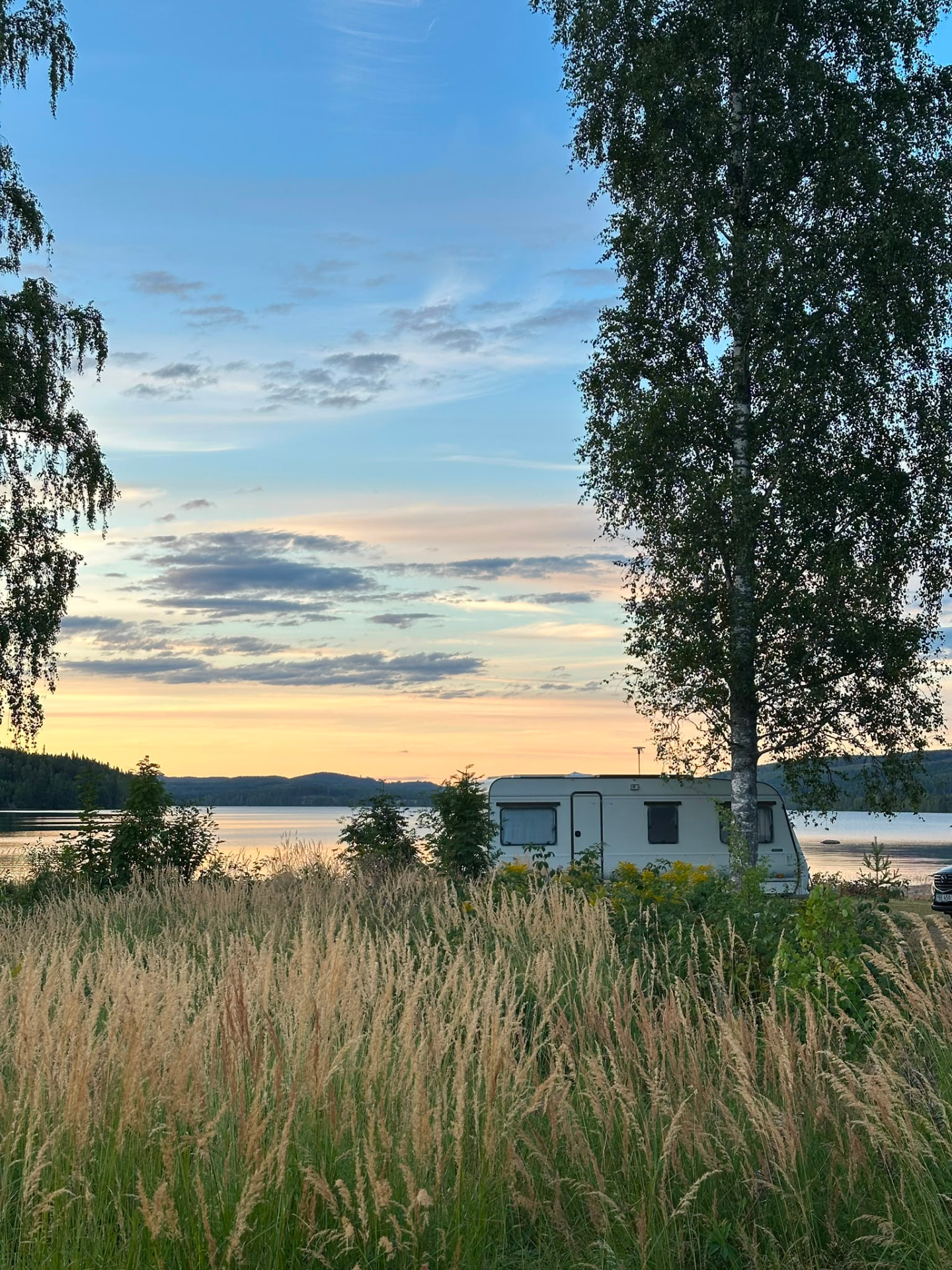 Vakna till vyerna över sjön och fågelkvittret